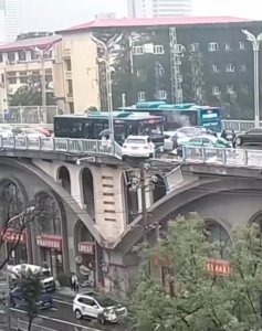 ​山东济南发生一起四车交通事故 警方：两人受伤已送医
