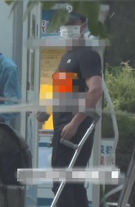 ​吴京拄拐独自做核酸 肌肉发达步伐矫健如履平地