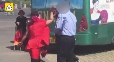 ​醉酒女错认负心汉 上前就是几耳光