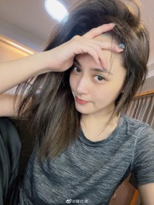 ​阿娇晒自拍美照五官精致 45度侧颜杀状态超好