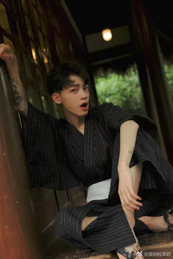 “抖音红人”陈鹤一日式写真尽显英气，网友：糟糕，是心动的感觉