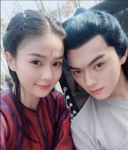 ​许凯和白鹿一前一后，现身小区车库疑似已同居，欢娱终于发文回应