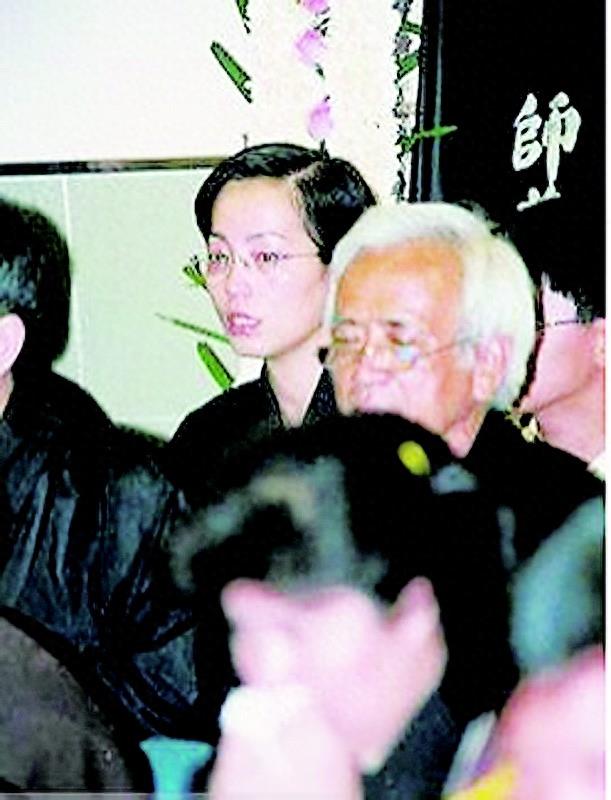 实拍林正英葬礼：旧爱苑琼丹哭红了眼，午马抬棺葬礼用佛教仪式