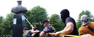 ​乌克兰一座朱可夫元帅雕像遭右翼分子破坏