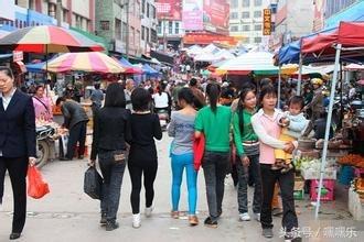 实拍打工妹的真实生活：辛苦加班，住所凌乱！