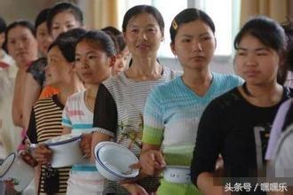 实拍打工妹的真实生活：辛苦加班，住所凌乱！