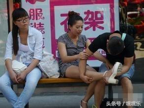 实拍打工妹的真实生活：辛苦加班，住所凌乱！
