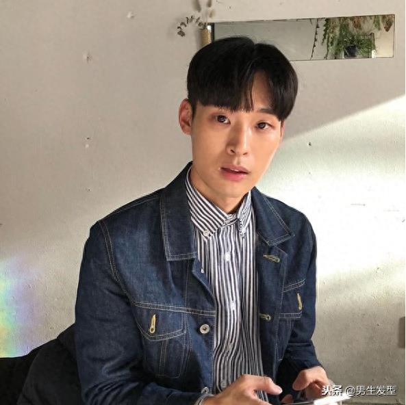 除了“锅盖头”，男生还可以剪这4种刘海发型，减龄又帅气！