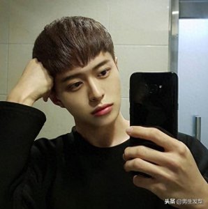​除了“锅盖头”，男生还可以剪这4种刘海发型，减龄又帅气！