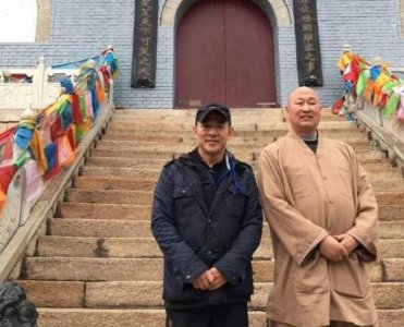 ​被病痛折磨的李连杰遍访名寺拜大师，死后要利智将他在寺庙火葬