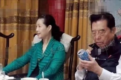 ​82岁李双和江梦鸽现身，娇妻梦鸽白到发光，李双江老态明显