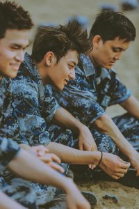 ​蒋劲夫“激吻”黄子韬，称：韬韬嘴唇很柔软！