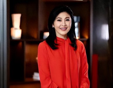 ​有妈的孩子像块宝：55岁英拉依偎在20岁儿子怀里，儿子身高1.85米