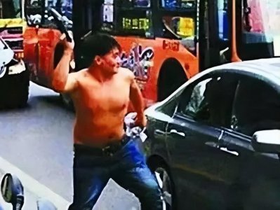 ​10年前游行砸车的年轻人蔡洋出狱了