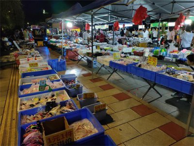 ​两元店的“兴起和衰败”如今找两元店只能去地摊了