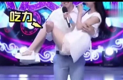 ​邓伦抱赵丽颖深蹲，当看到他手的位置时，网友：果然是男人！