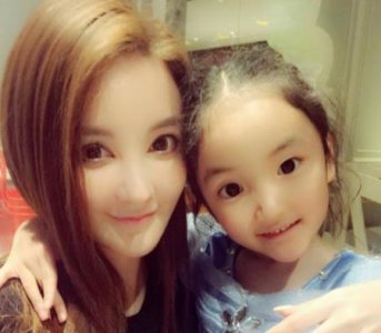​30岁刘雨欣女儿都这么大了，仍清纯可爱似少女，孩子生父成迷
