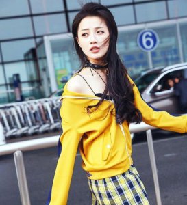 ​王秀竹把裙子套在运动裤外，不仅不辣眼还美翻天
