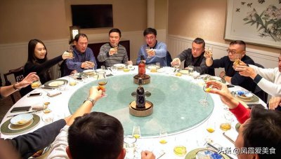 ​酒场应酬30年，广东身价过亿的老板酒桌谈论生意经，网友：高手