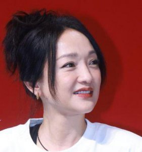 ​周迅50岁依旧青春无限：穿搭技巧与容貌保养揭秘