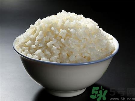 米饭变红还能吃吗?米饭变馊是什么变化?