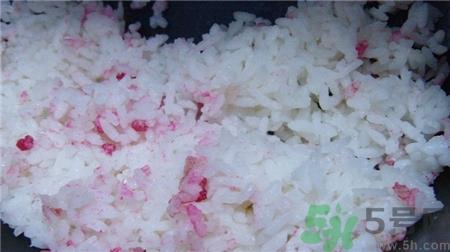 米饭变红还能吃吗?米饭变馊是什么变化?