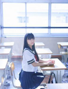 ​初中美女校服甜美可爱写真图