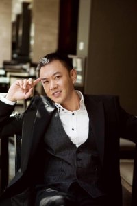 ​冯嘉怡否认自己是“专爱跑龙套的50亿富商”，曾与易烊千玺合作
