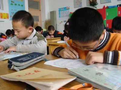 ​小学生正确的写字姿势（二）