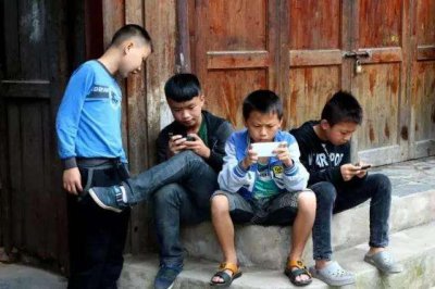 ​80%左右的家长不知道，原来可以这么轻松的解决孩子玩手机的问题