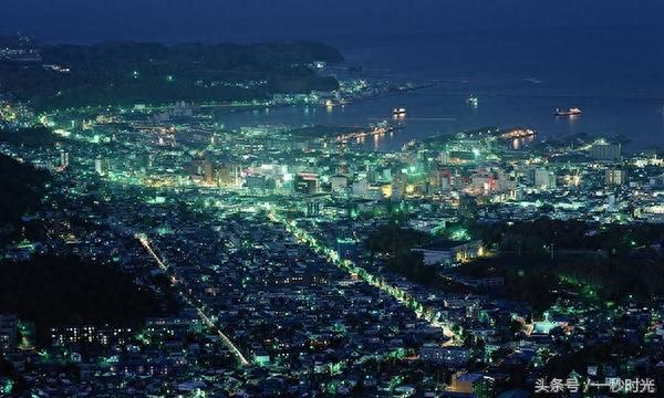 小樽市，一个人口不足14万的小城市，却极尽繁荣，被誉为“北方的华尔街”