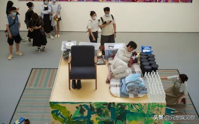 ​行为艺术还是蹭热度？新裤子乐队庞宽在箱子上直播14天吃喝拉撒？