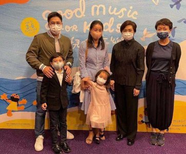 ​5岁霍中妍也爱摆拍，一身淑女打扮坐在桌子上，时髦品位遗传奶奶