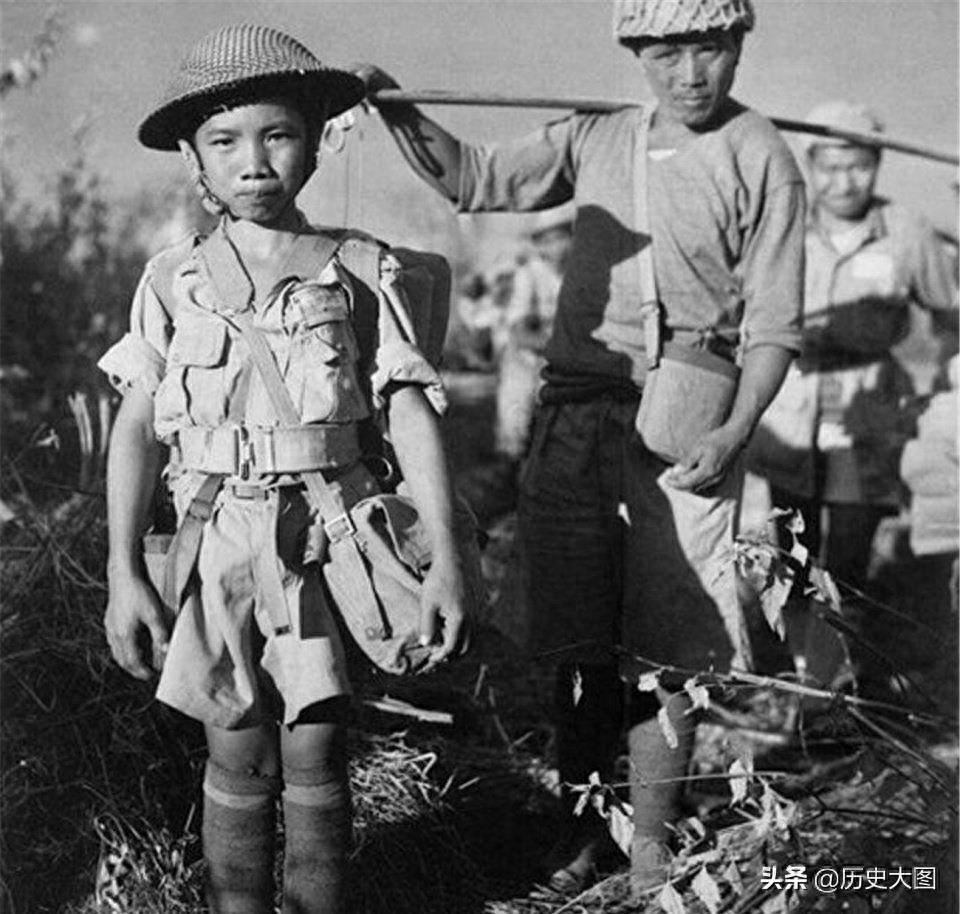 抗战中兵娃娃的老照片，年龄还不到10岁，骨子里的志气宏大