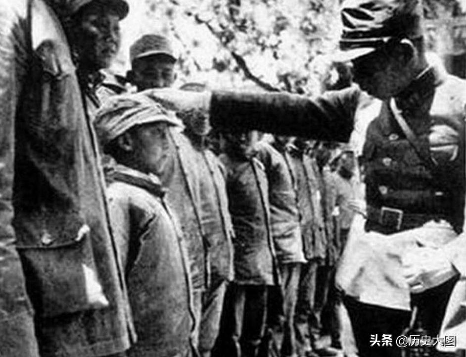 抗战中兵娃娃的老照片，年龄还不到10岁，骨子里的志气宏大
