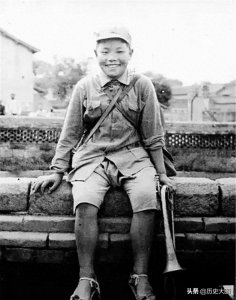 ​抗战中兵娃娃的老照片，年龄还不到10岁，骨子里的志气宏大