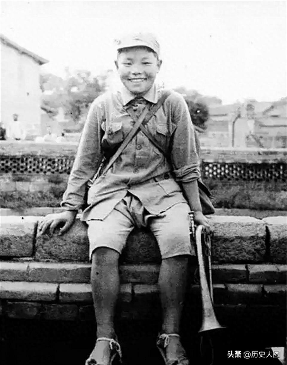 抗战中兵娃娃的老照片，年龄还不到10岁，骨子里的志气宏大