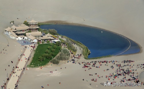 甘肃敦煌：鸣沙山月牙泉