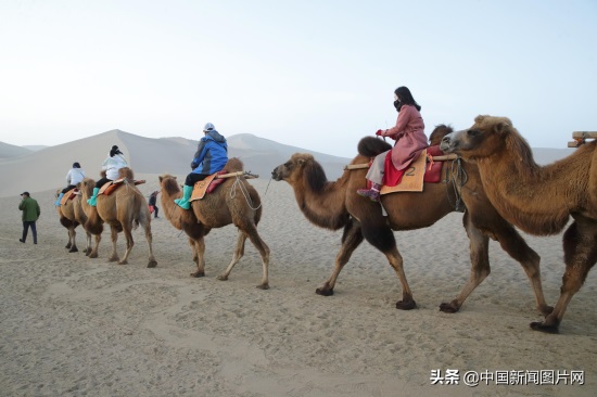 甘肃敦煌：鸣沙山月牙泉