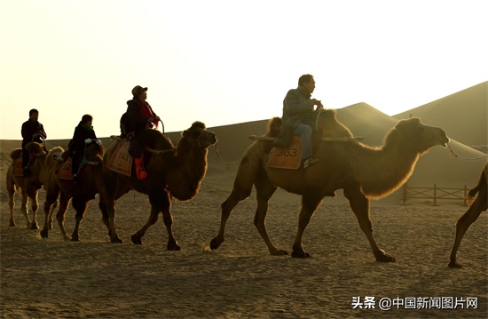 甘肃敦煌：鸣沙山月牙泉