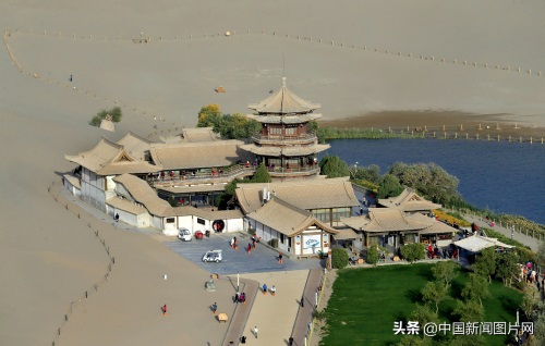 甘肃敦煌：鸣沙山月牙泉