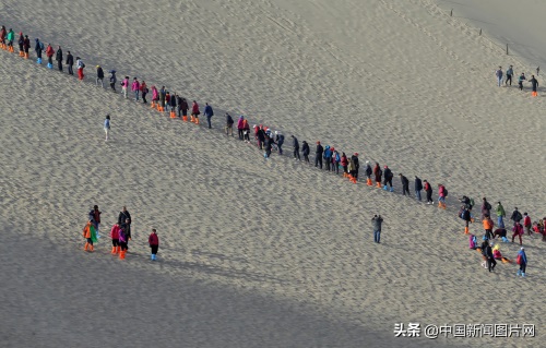 甘肃敦煌：鸣沙山月牙泉