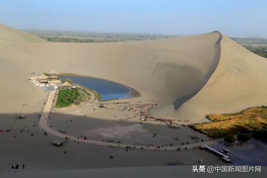 甘肃敦煌：鸣沙山月牙泉