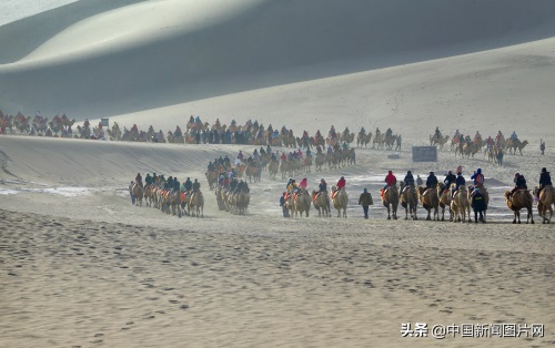甘肃敦煌：鸣沙山月牙泉