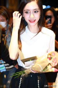 ​女星Angelababy抽烟上热搜，与朋友吞云吐雾，网友：“老烟民”