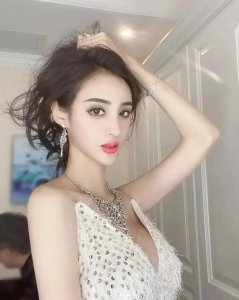 ​第一美腿车模吴春怡：性感飘逸，妩媚优雅，魅力四射