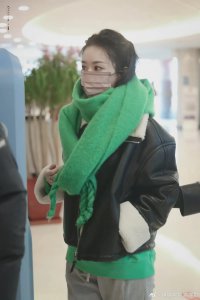 ​赵丽颖去参加央视彩排，被记者围堵，小迷糊被追迷路了围巾变帽子