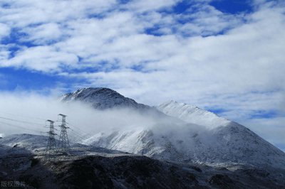 ​折多山位于四川省甘孜州境内，海拔4298米，是康巴第一关