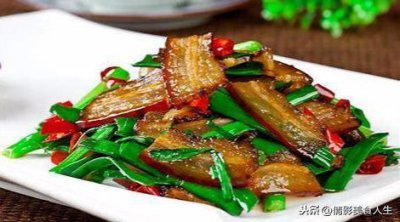 ​大蒜炒腊肉的家常做法，咸香美味，很下饭