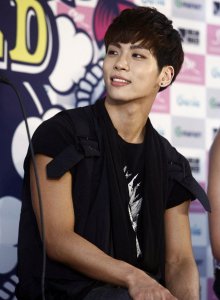 ​韩团SHINee主唱金钟铉，烧炭自杀送医不治身亡，年仅28岁